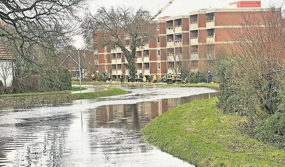 In Lilienthal stehen zurzeit mehrere Straßen unter Wasser. Die Feuerwehr versucht mit Sandsäcken Schlimmeres zu verhindern.