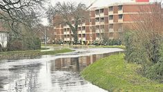 In Lilienthal stehen zurzeit mehrere Straßen unter Wasser. Die Feuerwehr versucht mit Sandsäcken Schlimmeres zu verhindern.