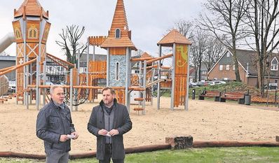 Die Burgherren: Ortsbürgermeister Ralf Rimkus und Bürgermeister Marc Breitenfeld.