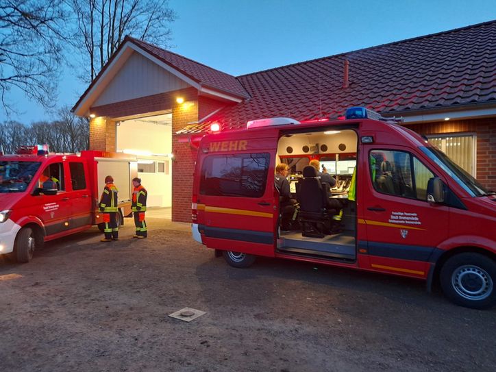 Der Einsatzleitwagen (ELW) koordiniert die Funkübung.