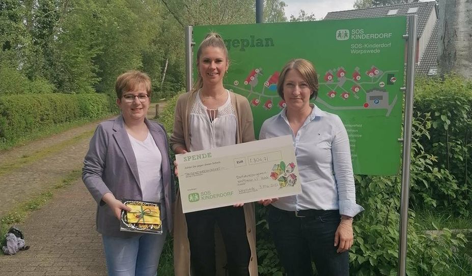Kerstin Gusek, Berenice Scharf und Claudia Sieling (v.l.) freuen sich über die Spende.