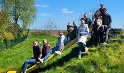 Bei den verschiedenen Stationen der Fußgängerrallye anlässlich des Jubiläums mussten die Teilnehmer:innen ihre Teamfähigkeit unter Beweis stellen.