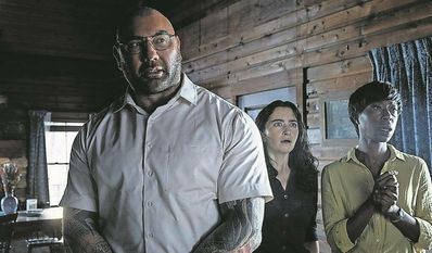 Dave Batista, Abby Quinn und Nikki Amuka-Bird im Film „Knock at the Cabin.