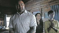 Dave Batista, Abby Quinn und Nikki Amuka-Bird im Film „Knock at the Cabin.