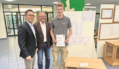 (v. l.) Jan Göldner, Landrat Bernd Lütjen und Steffen Helmke, Sieger des Wettbewerbs.