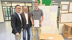 (v. l.) Jan Göldner, Landrat Bernd Lütjen und Steffen Helmke, Sieger des Wettbewerbs.