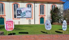 Die etwa einen Meter großen Eier auf dem Marktplatz werben für die Teilnahme am Ostermarsch.