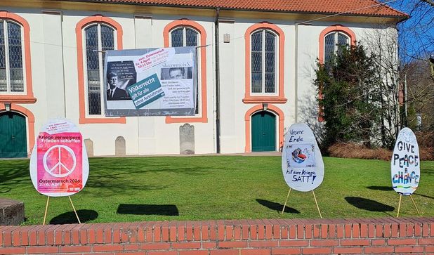 Die etwa einen Meter großen Eier auf dem Marktplatz werben für die Teilnahme am Ostermarsch.