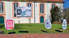 Die etwa einen Meter großen Eier auf dem Marktplatz werben für die Teilnahme am Ostermarsch.