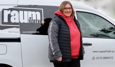 Lackieren, Spachteln, Tapezieren, Lasieren, Restaurieren - Iris Thase bietet allein das ganze Spektrum einer Malerin an.