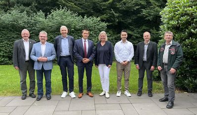 Die Beteiligten der Tombola um die 1. Vorsitzende Anja Kalski freuen sich über 26.273,84 Euro und auf ein weiteres erfolgreiches Jahr.