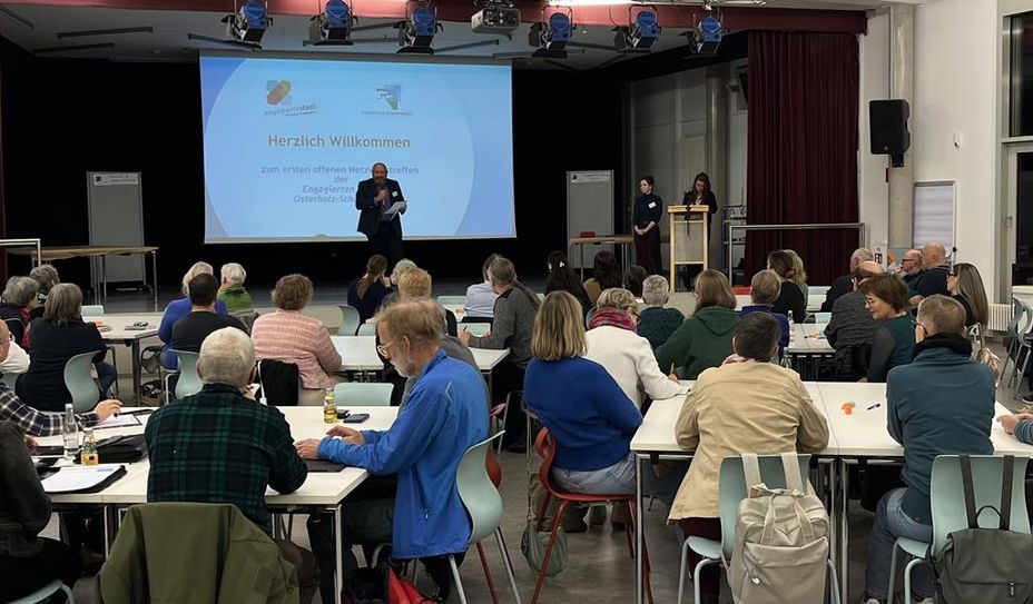 Beim ersten offenen Netzwerktreffen kamen viele interessierte Bürger:innen zusammen, um über die ‚Engagierte Stadt‘ zu diskutieren.