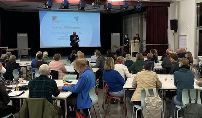 Beim ersten offenen Netzwerktreffen kamen viele interessierte Bürger:innen zusammen, um über die ‚Engagierte Stadt‘ zu diskutieren.