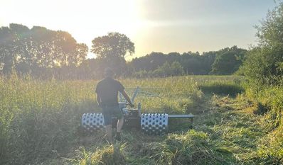 Mitarbeiter der ÖNSOR im Einsatz mit dem Stachelwalzenbalkenmäher.