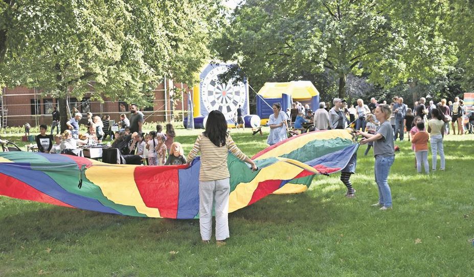 Das Spiel mit dem Schwungtuch kennt vermutlich noch jede:r aus der Kindheit.