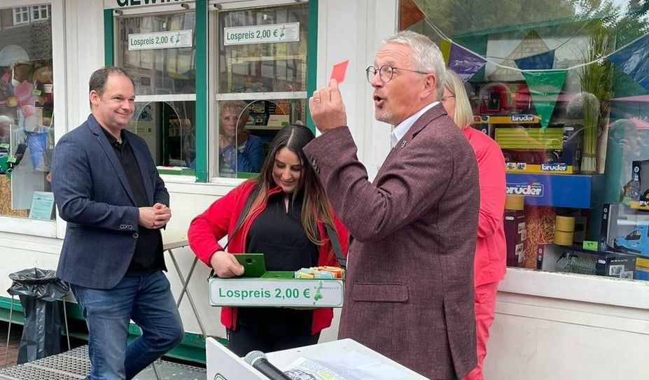 Schirmherr der diesjährigen Klosterholz Tombola Bernd Lütjen zog das erste Los