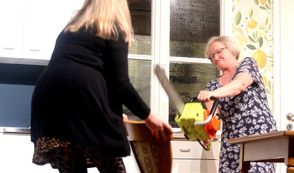 Eine Frau muss tun, was eine Frau tun muss: Helga (Irmtraut Christgau) räumt mit der Kettensäge  Kässy auf