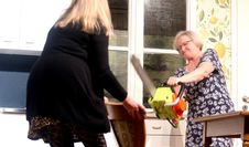 Eine Frau muss tun, was eine Frau tun muss: Helga (Irmtraut Christgau) räumt mit der Kettensäge  Kässy auf