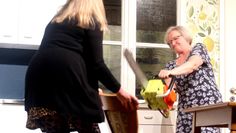 Eine Frau muss tun, was eine Frau tun muss: Helga (Irmtraut Christgau) räumt mit der Kettensäge  Kässy auf