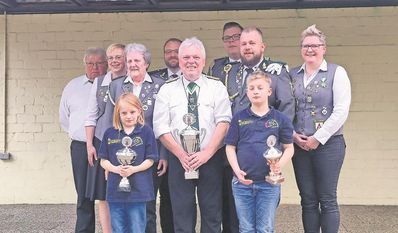 Selsingen (eb). Die Schützengesellschaft Selsingen e. V. hat ihre Freiluftsaison mit dem Anschießen im Hellhof begonnen. Neben einem Preis- und Glücksschießen wurden der ehemaligen Könige, Damenkönigin und der Jungschützenmajestäten die Monarchenausgeschossen. Die stärksten Schützen des Tages waren Bernd Schleßelmann, Margret Köster, Jannes Wintjen und Nala Themann.