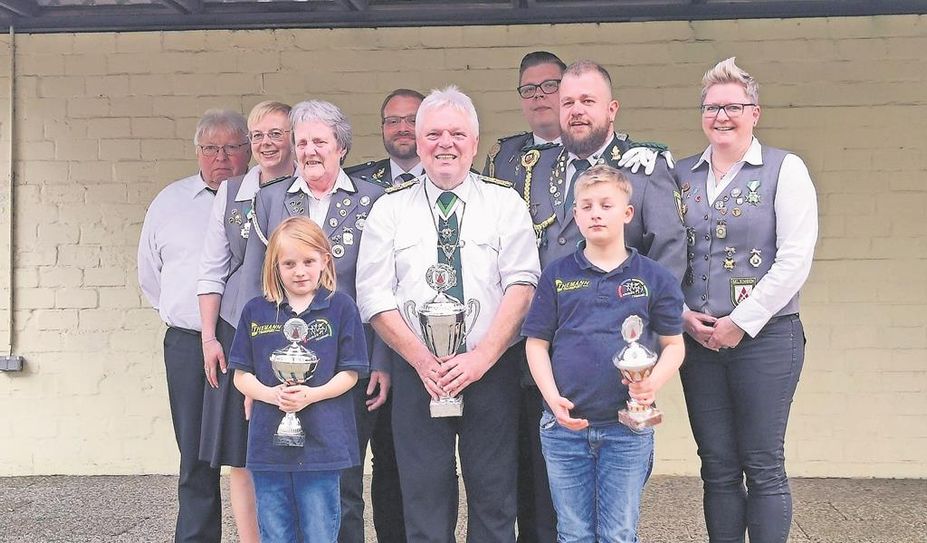 Selsingen (eb). Die Schützengesellschaft Selsingen e. V. hat ihre Freiluftsaison mit dem Anschießen im Hellhof begonnen. Neben einem Preis- und Glücksschießen wurden der ehemaligen Könige, Damenkönigin und der Jungschützenmajestäten die Monarchenausgeschossen. Die stärksten Schützen des Tages waren Bernd Schleßelmann, Margret Köster, Jannes Wintjen und Nala Themann.