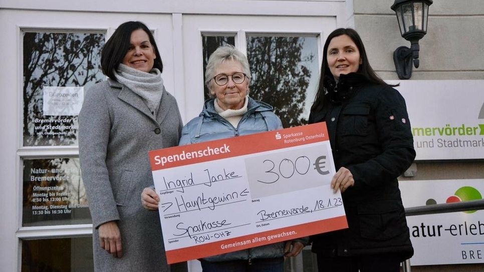 Sparkassenmitarbeiterin Sarah Böhnke (re.) und Citymanagerin Bärbel Hensel (li.) übergaben den Gewinn an Ingrid Janke.