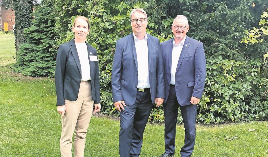 Krankenhausleiterin Doris Sonström, Dr. Michael Goda und Landrat Bernd Lütjen freuen sich auf die kommende Zusammenarbeit.