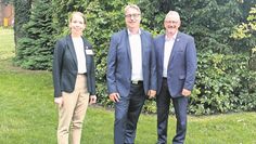 Krankenhausleiterin Doris Sonström, Dr. Michael Goda und Landrat Bernd Lütjen freuen sich auf die kommende Zusammenarbeit.