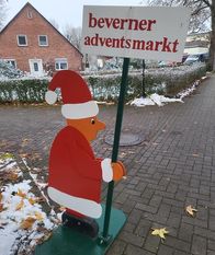 Kunsthandwerker locken mit ihren selbst angefertigten Produkten in das Gemeindehaus.