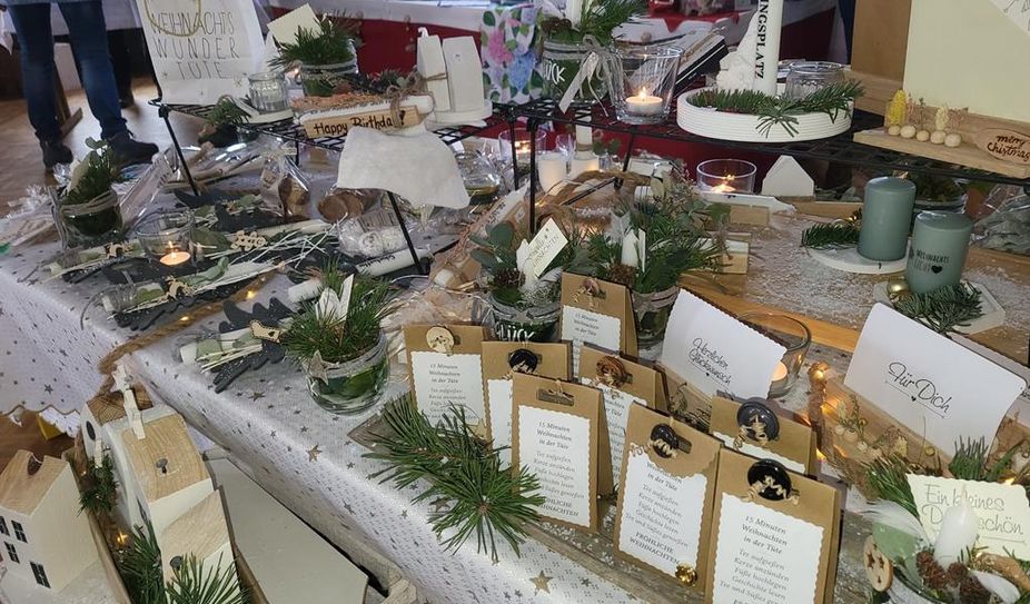 Kunsthandwerker locken mit ihren selbst angefertigten Produkten in das Gemeindehaus.