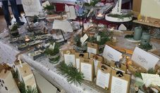 Kunsthandwerker locken mit ihren selbst angefertigten Produkten in das Gemeindehaus.