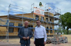 Zwei Bürgermeister, ein gutes Gefühl: Michael Hannebacher (links) und der Iselersheimer Ortsbürgermeister Matthias Haak blicken zufrieden auf den Rohbau des neuen Dorfgemeinschaftshauses.