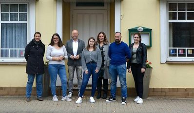Die stellvertretende Ordnungsamtsleiterin Yvonne Janda (v. li), Franziska Thüne, Bürgermeister Michael Hannebacher, Selena Lührs, Mareike Wilshusen (Öffentlichkeitsarbeit), André Rogmann und Viktoria Friedrich (Projektmitarbeiterin Sicherheit und Ordnung) vor der neuen Unterkunft.