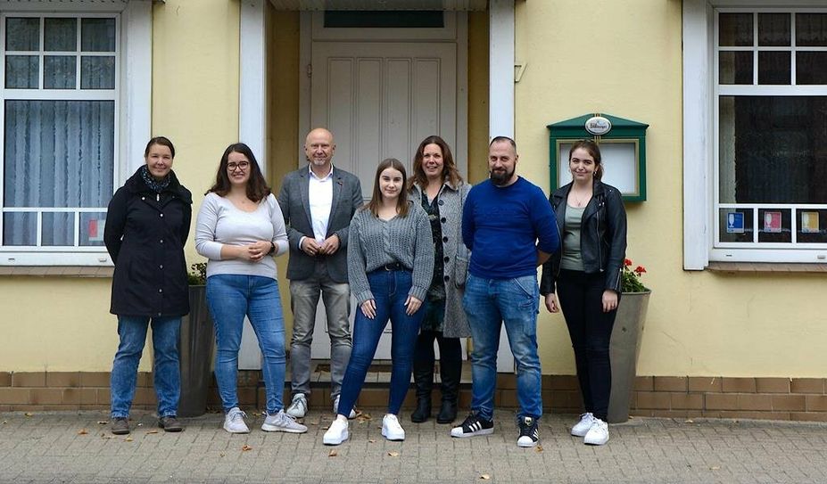 Die stellvertretende Ordnungsamtsleiterin Yvonne Janda (v. li), Franziska Thüne, Bürgermeister Michael Hannebacher, Selena Lührs, Mareike Wilshusen (Öffentlichkeitsarbeit), André Rogmann und Viktoria Friedrich (Projektmitarbeiterin Sicherheit und Ordnung) vor der neuen Unterkunft.