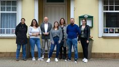 Die stellvertretende Ordnungsamtsleiterin Yvonne Janda (v. li), Franziska Thüne, Bürgermeister Michael Hannebacher, Selena Lührs, Mareike Wilshusen (Öffentlichkeitsarbeit), André Rogmann und Viktoria Friedrich (Projektmitarbeiterin Sicherheit und Ordnung) vor der neuen Unterkunft.