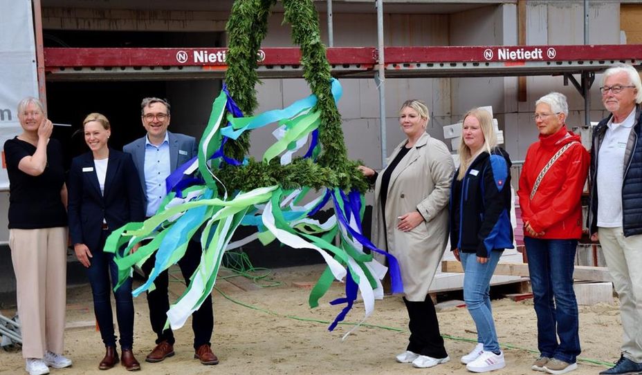 Bürgermeisterin Frauke Schünemann, Johanna Wieck und Lutz Mosel von der SeniorenConcept Bau GmbH, Vertreterinnen der Diakonischen Dienste e. V. Hambergen sowie Mitglieder des Seniorenbeirats feierten Richtfest in der Straße Langenend.