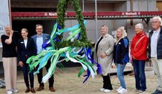 Bürgermeisterin Frauke Schünemann, Johanna Wieck und Lutz Mosel von der SeniorenConcept Bau GmbH, Vertreterinnen der Diakonischen Dienste e. V. Hambergen sowie Mitglieder des Seniorenbeirats feierten Richtfest in der Straße Langenend.