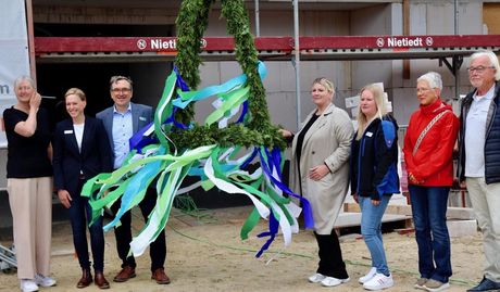 Bürgermeisterin Frauke Schünemann, Johanna Wieck und Lutz Mosel von der SeniorenConcept Bau GmbH, Vertreterinnen der Diakonischen Dienste e. V. Hambergen sowie Mitglieder des Seniorenbeirats feierten Richtfest in der Straße Langenend.