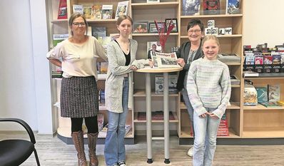 Bremervörde (red). Malin Knop und Aileen Lucyga haben am Zukunftstag den Bremervörder Anzeiger besucht und einen Blick hinter die Kulissen geworfen. Carmen Schwerdtfeger und Susanne Busch-Föllmer zeigten den beiden die Räumlichkeiten. Zu Beginn bekamen sie eine Führung durch die Geschäftsräume. Im Anschluss haben sie erfahren, wie Anzeigen gestaltet werden. Aileen nutzte die Gelegenheit, um einen Muttertagsgruß zu erstellen. Zum Ende lernten sie die Redaktion kennen. Dort konnten sie aus einer Pressemitteilung einen Artikel verfassen. Das hat Aileen am besten gefallen. Für Malin war alles an diesem Tag interessant.