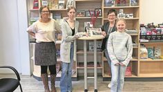 Bremervörde (red). Malin Knop und Aileen Lucyga haben am Zukunftstag den Bremervörder Anzeiger besucht und einen Blick hinter die Kulissen geworfen. Carmen Schwerdtfeger und Susanne Busch-Föllmer zeigten den beiden die Räumlichkeiten. Zu Beginn bekamen sie eine Führung durch die Geschäftsräume. Im Anschluss haben sie erfahren, wie Anzeigen gestaltet werden. Aileen nutzte die Gelegenheit, um einen Muttertagsgruß zu erstellen. Zum Ende lernten sie die Redaktion kennen. Dort konnten sie aus einer Pressemitteilung einen Artikel verfassen. Das hat Aileen am besten gefallen. Für Malin war alles an diesem Tag interessant.