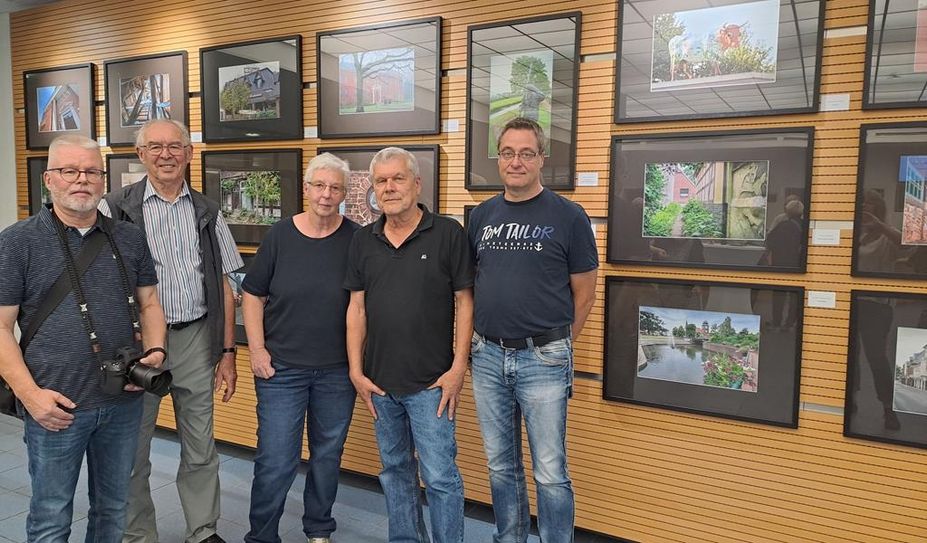 Im Kreishaus zeigen die Fotokünstler nun ihren Blick auf O-Beck City. Anwesende der Fotogruppe zur Ausstellungseröffnung (von links): Klaus Rex, Rudolf Kretschmann, Annette Hahlbeck, Volker Hahlbeck und Alexander Kopp.