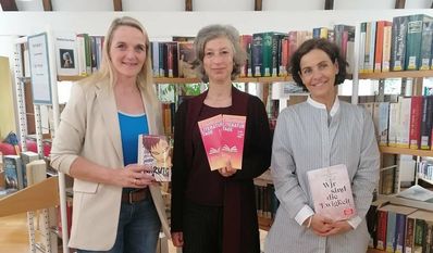 Freuen sich auf viele Besucher:innen: Martina Sackmann, Martina Michelsen und Gabriele Becker (v.l.).