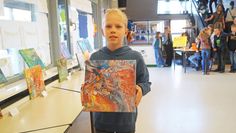 Jonas Stelling aus der 4b zeigt stolz sein mit der Acryl-Gießtechnik entstandenes Bild.