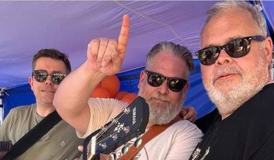 Das aus Zeven stammende Trio begeistert das Publikum mit ihrem Können und Witz.