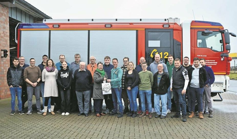 Doris Brandt (mit grünem Schal) überreichte Geschenke an die Bereitschaft der Freiwilligen Feuerwehr Bremervörde.