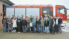 Doris Brandt (mit grünem Schal) überreichte Geschenke an die Bereitschaft der Freiwilligen Feuerwehr Bremervörde.