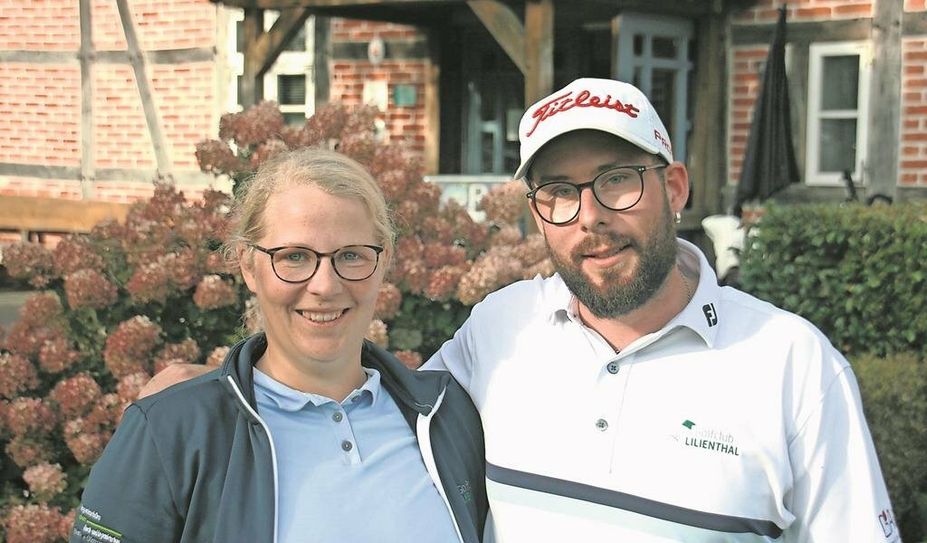 Lilienthal (eb). Bei den Clubmeisterschaften im Golfclub Lilienthal e.V. wurde es an drei Tagen spannend. Am Ende sicherte sich Dorette Meyer bei den Damen den ersten Platz. Bei den Herren war das Ergebnis noch knapper. Den Sieg holte sich letzten Endes Maik Fürchtenicht. Bei der Preisverleihung betonte Präsident Dittmar Schreyer seine Freude an der regen Teilnahme.