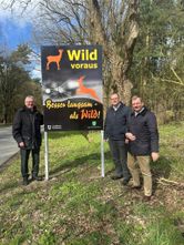 (v. l.) Landrat Bernd Lütjen, Martin Kai Köpke, Vorsitzender der Jägerschaft Osterholz und Johann Gottfried Stehnke vom Bauunternehmen.