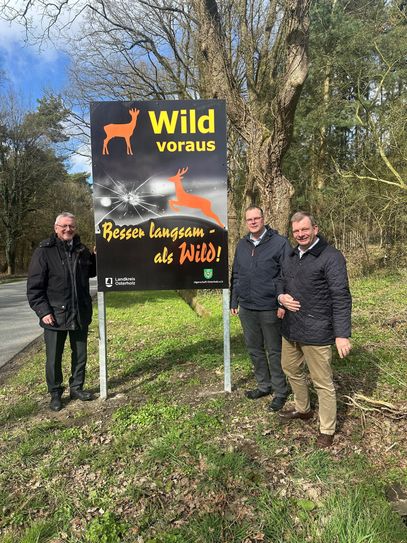 (v. l.) Landrat Bernd Lütjen, Martin Kai Köpke, Vorsitzender der Jägerschaft Osterholz und Johann Gottfried Stehnke vom Bauunternehmen.