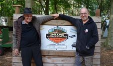 DJ Matschi (links) und Veranstalter Ralf Oetjen trafen sich, um letzte Details zu besprechen und freuen sich auf die vierte Kuhmühlen-Revival-Party.